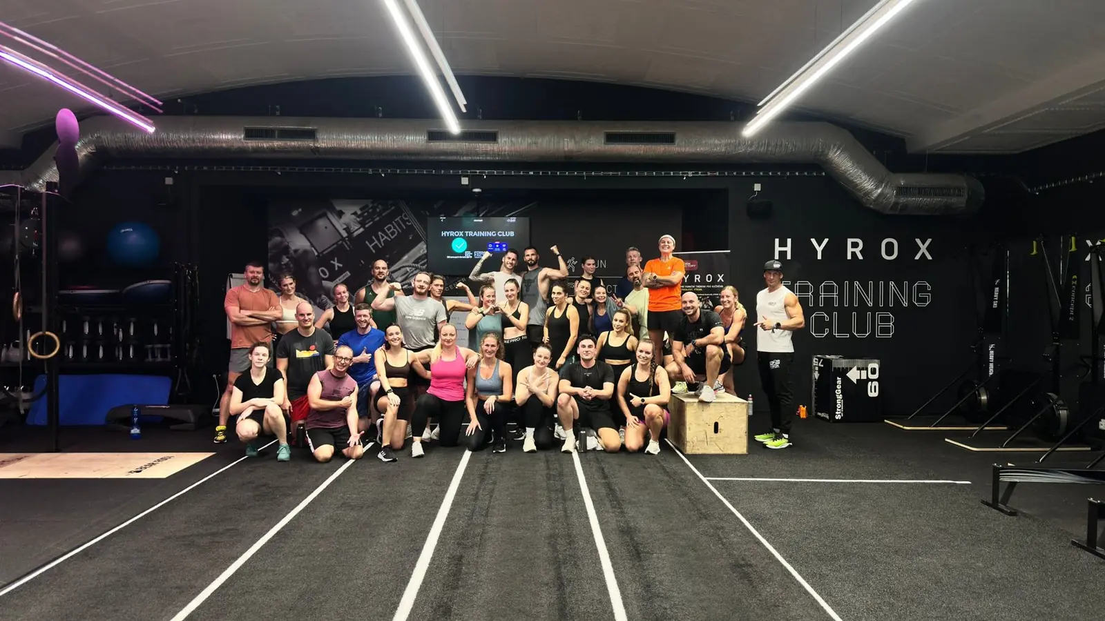 Członkowie HYROX Training Club po treningu