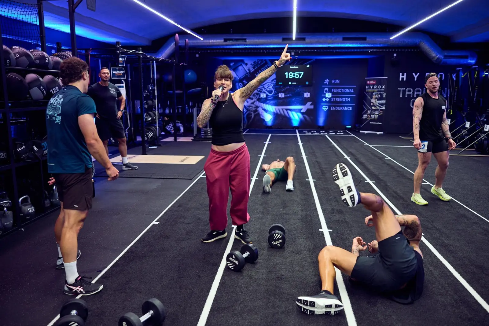 Head coach Ria dopinguje grupę podczas symulacji HYROX