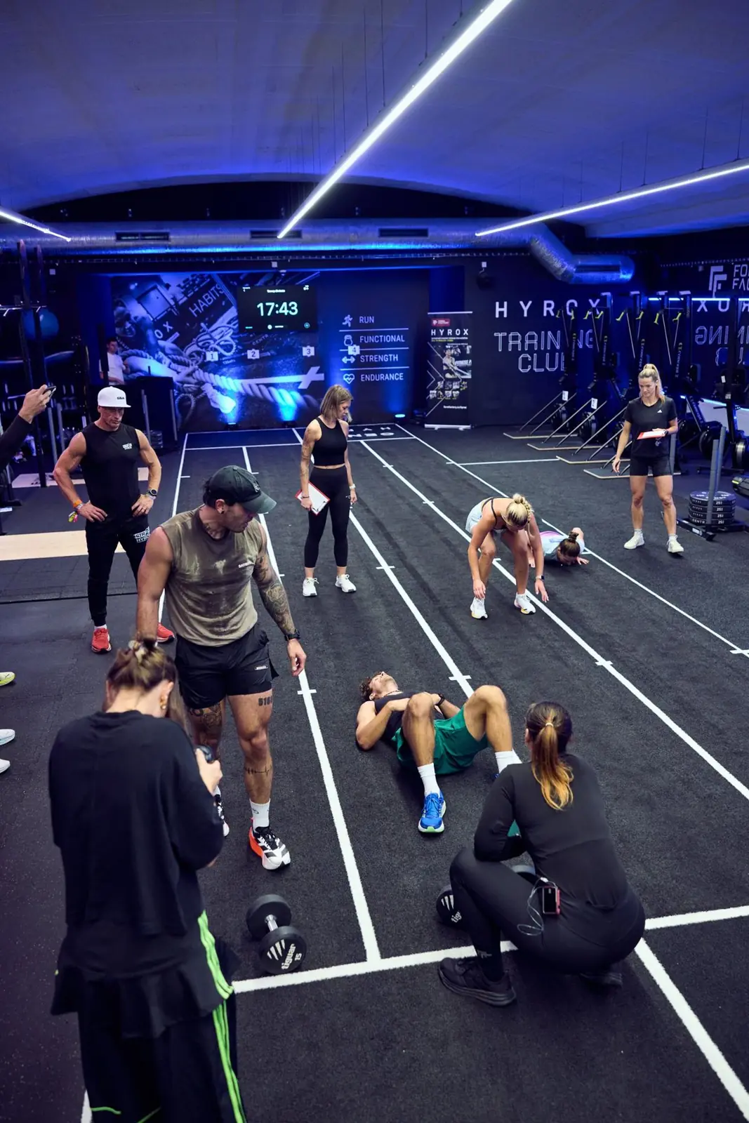 Sportowcy po teście benchmark na bieżni klubu